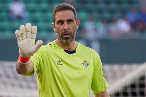 Claudio Bravo Con el Real Betis gana 3 MDD al mes. - Créditos: Twitter