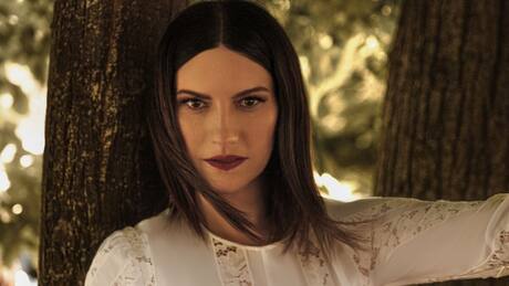 Laura Pausini se casa con Paolo Carta tras 18 años de relación; uso vestido blanco con guantes