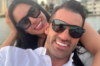 Toni Costa se deja consentir por Evelyn Beltrán celebrando su cumpleaños número 40