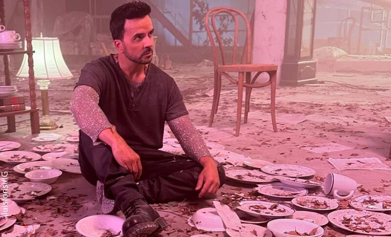 lanzó "Santiago", su esperado y nuevo hit musical que llenó de alegría y, a la vez emocionó a sus seguidores.