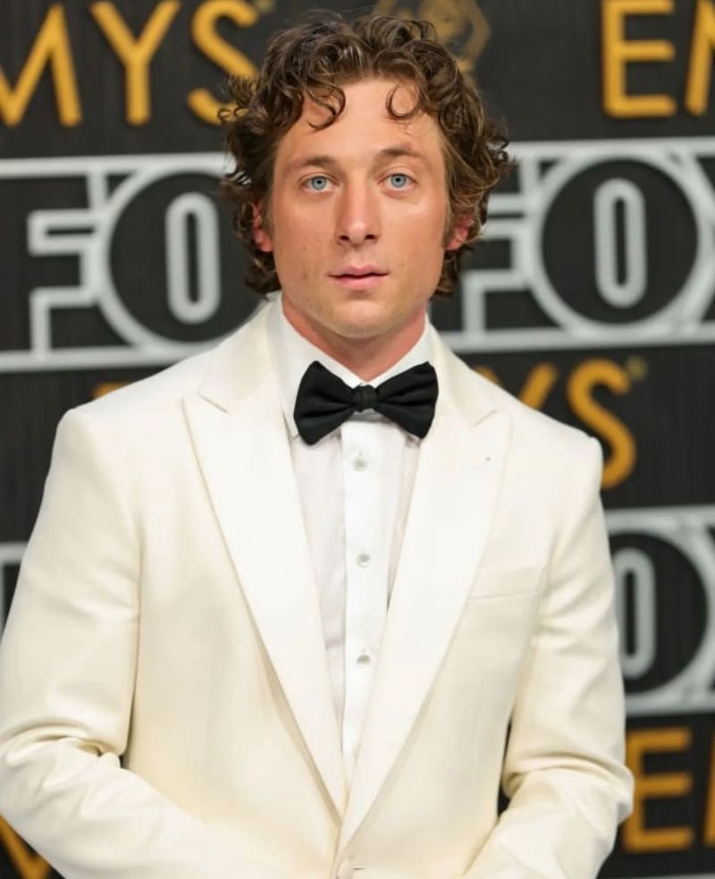 Jeremy Allen White en los Premios Emmys 2024.