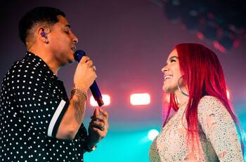 Karol G sorprendió a sus seguidores invitando a Grupo Firme a cantar