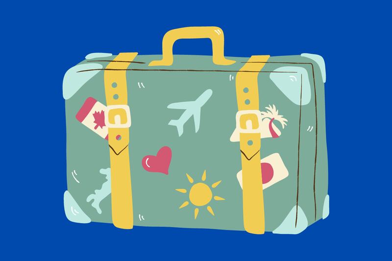 En la imagen se ve una maleta verde con stickers de viaje, sobre un fondo azul.