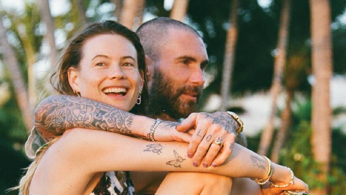 Así reaccionó la esposa de Adam Levine a la acusación de infidelidad