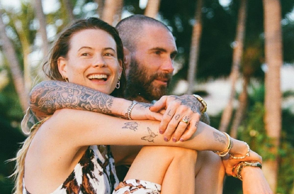 Así reaccionó la esposa de Adam Levine a la acusación de infidelidad