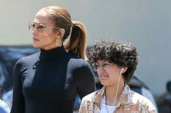 Jennifer Lopez y su hija, Emme, son captadas dándose una bonita muestra de afecto en almuerzo