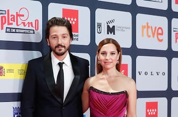 Diego Luna y  Marina de Tavira pasean su amor tomados del brazo