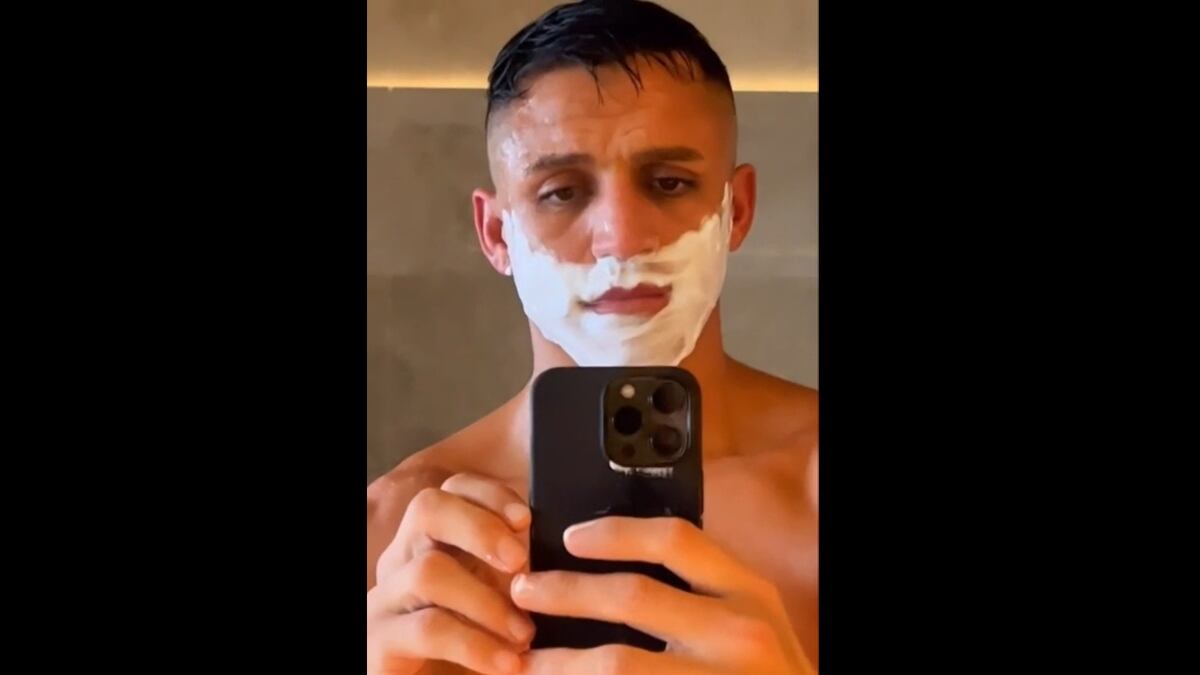 El delantero Alexis Sánchez durante su proceso de afeitado.