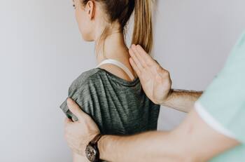 ¿Dolor de espalda? Descubre el significado emocional de esta común molestia según la Biodescodificación