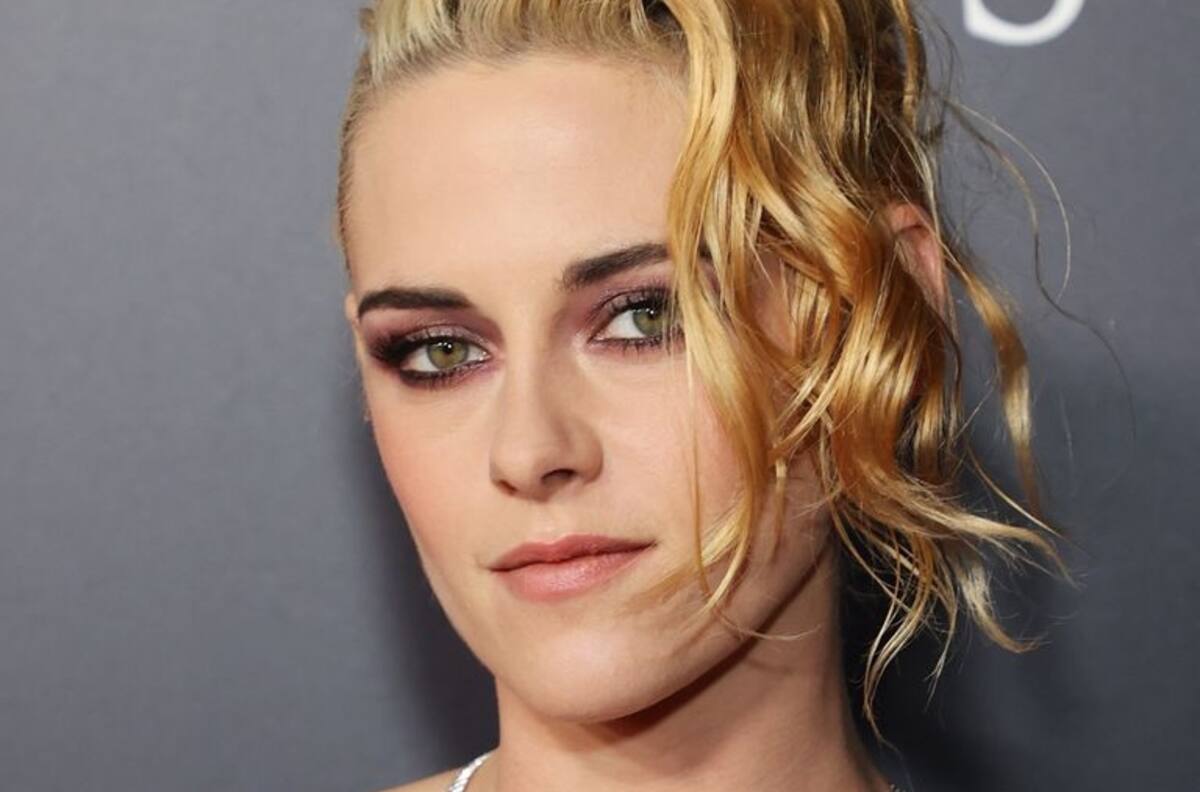 Kristen Stewart sorprende con look glam gótico en el estreno de "Spencer"