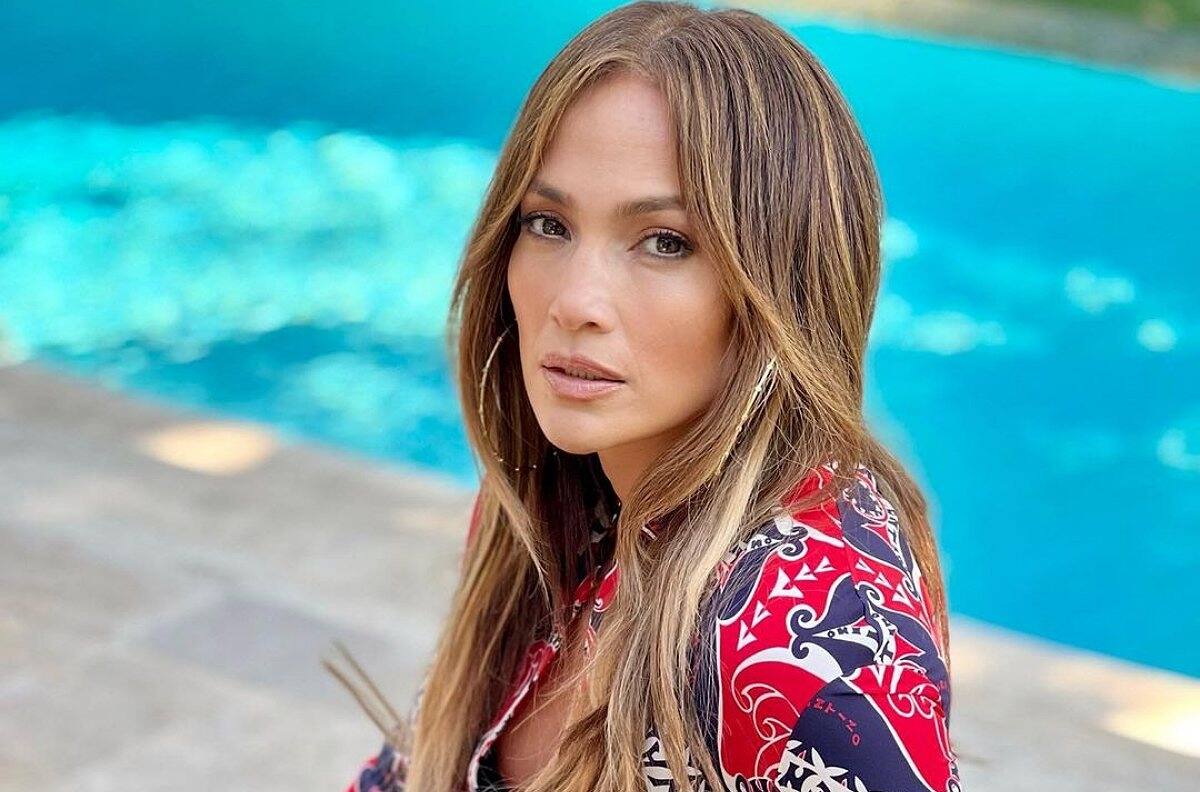 Jennifer Lopez deslumbra con traje de baño en sesión de fotos en Capri