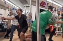 VIDEO: Mexicanos recrean pelea de lucha libre en el Metro de Qatar