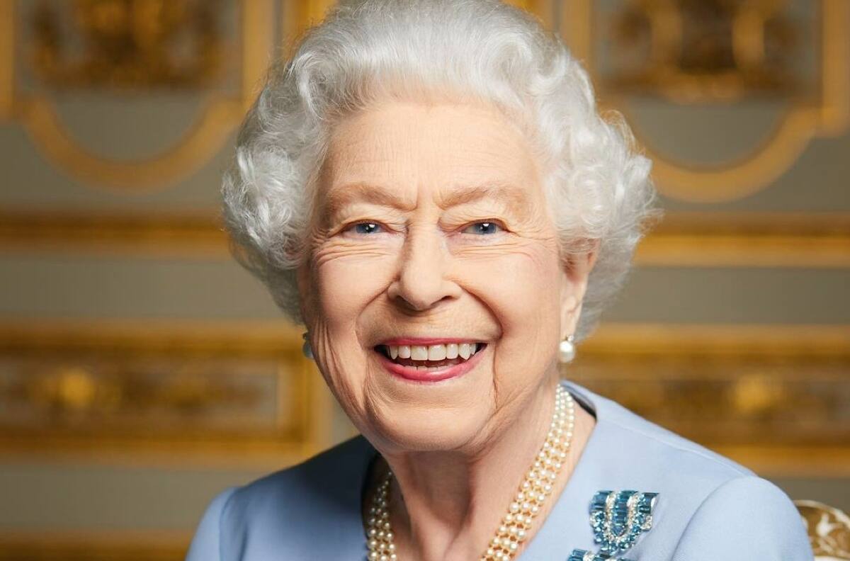 Comparten imagen inédita de la reina Isabel tomada en 1971 en su lugar favorito