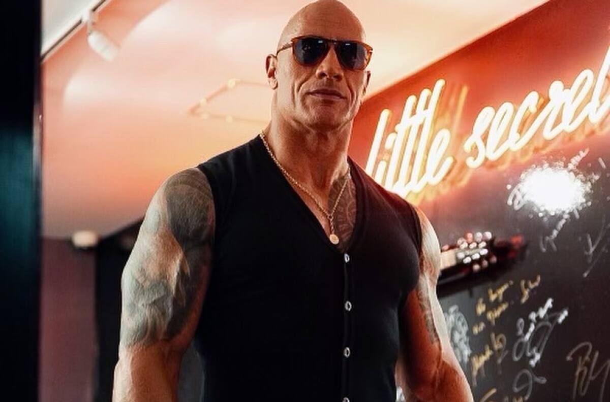 Dwayne "The Rock" Johnson visita México para promover "Black Adam" y desde la azotea lo vitorean