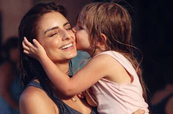 Aislinn Derbez manda cariñoso mensaje de cumpleaños a su ex, Mauricio Ochmann