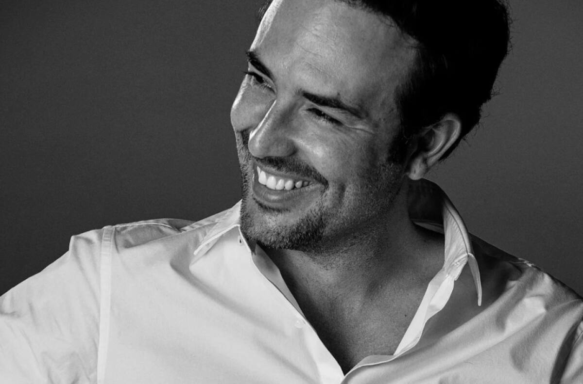 Sebastián Martínez, ¿le entiende a la mujer que habla con extraterrestres?