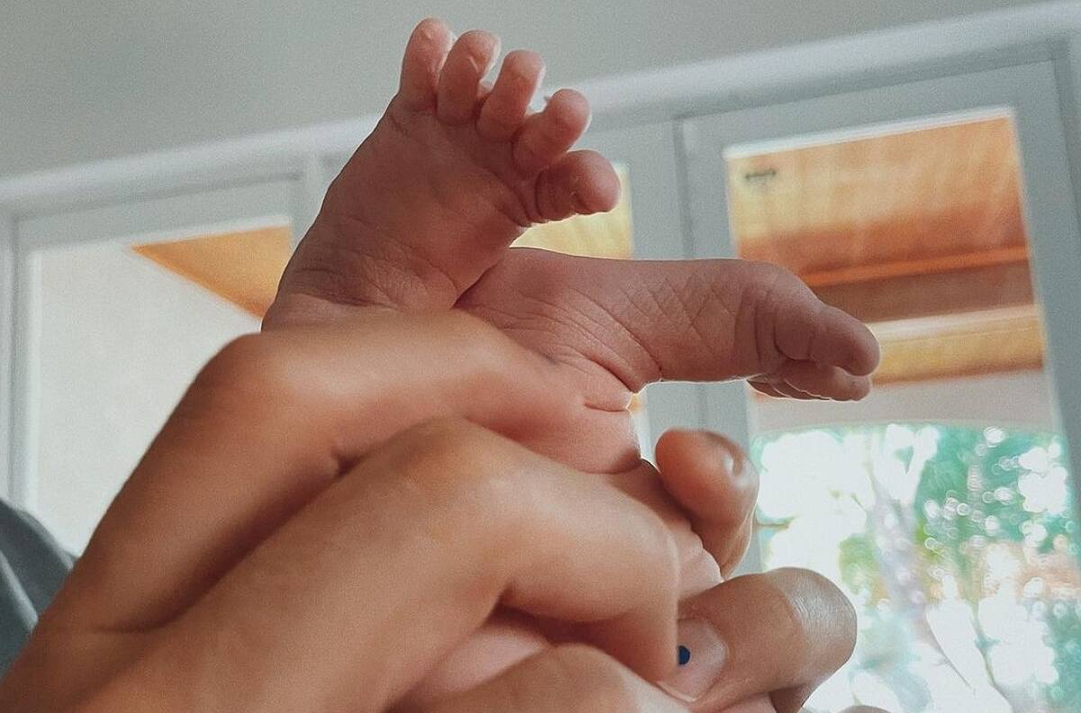 Índigo, la hija de Evaluna y Camilo, "modela" su línea de ropa, a pocos días de nacida