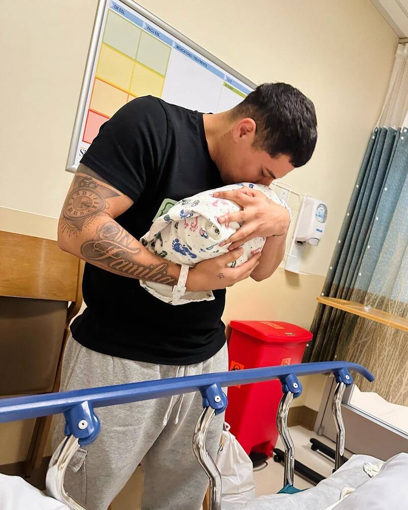 El vocalista de Grupo Firme le da la bienvenida a su tercer bebé con Daisy Anahy