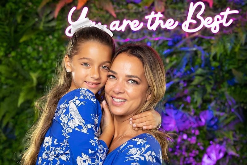 Adamari López y Alaïa Costa El duo de madre e hija fueron de vacaciones a la nieve - Créditos: instagram