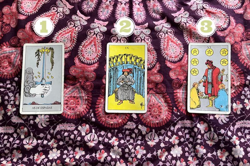 Cartas del tarot reveladas sobre una tela.