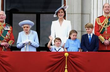 Exhibirán los looks que la reina Isabel usó en el Jubileo de Platino