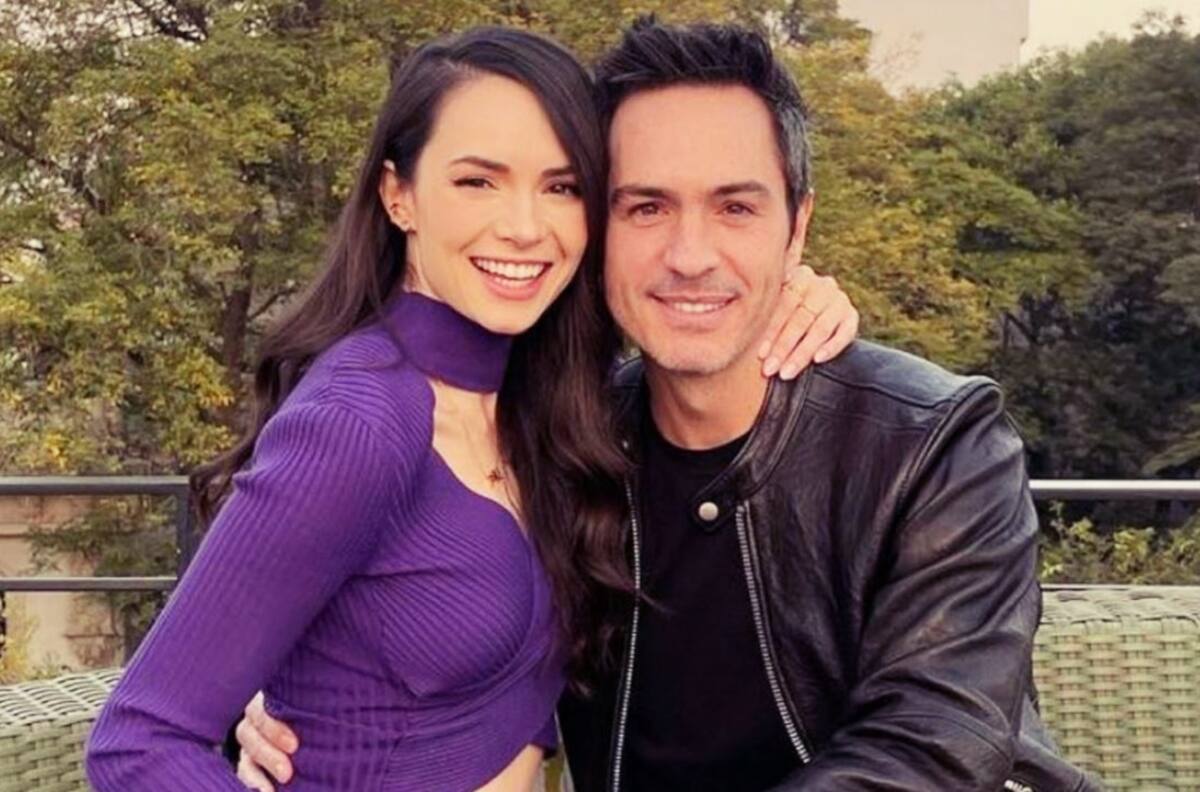 Mauricio Ochmann y Paulina Burrola se lanzan en paracaídas para despedir el año