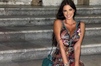 Qatar 2022: la misteriosa y sensual mujer que desafía el reglamento de vestimenta del Mundial