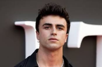 ¡Felices 25 años! Descubre qué dice la Carta Astral de Itzan Escamilla, el reconocido actor de la serie Élite