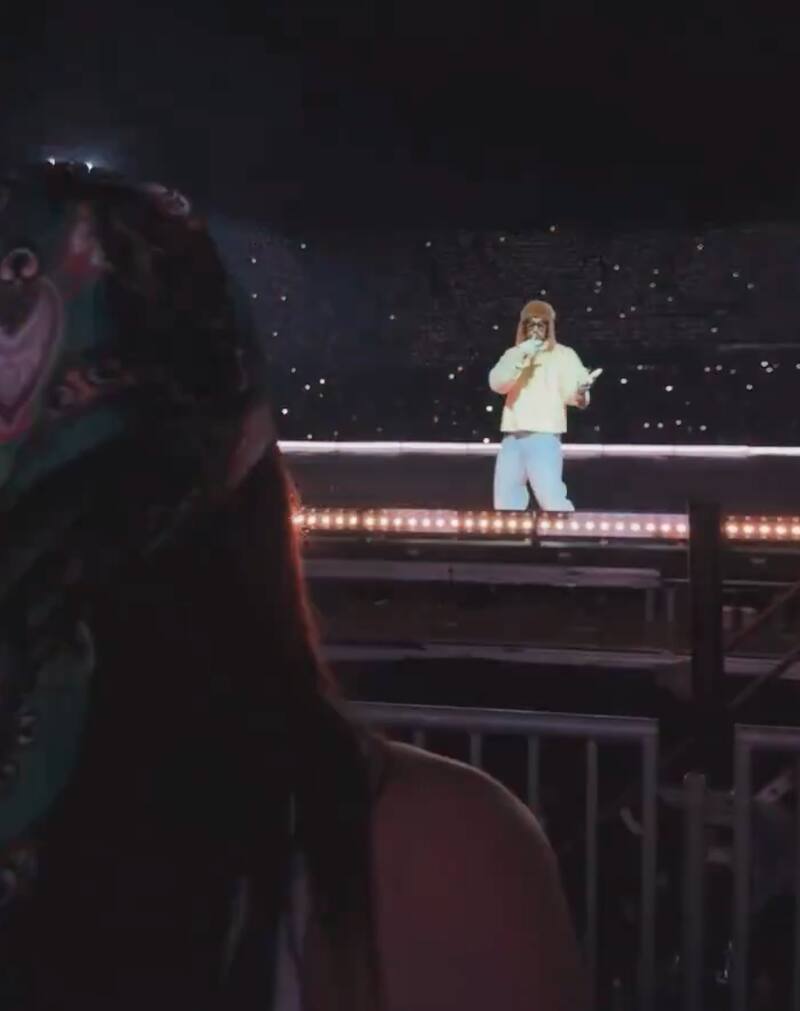 La bailarina tuvo coqueto encuentro con el artista.