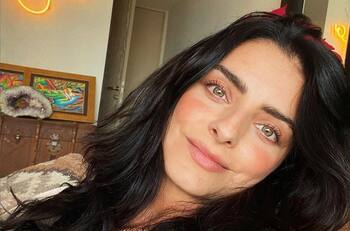 Aislinn Derbez muestra el exótico objeto que carga en su bolso