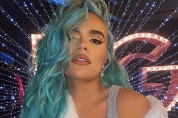 Previo a su concierto, Karol G visita una cárcel de Medellín