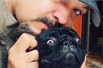 Pepe Aguilar besa a uno de sus hijos consentidos en pleno show en Albuquerque