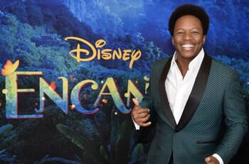 El inolvidable baile a una niña por parte de Mauro Castillo, el personaje de Félix en “Encanto”