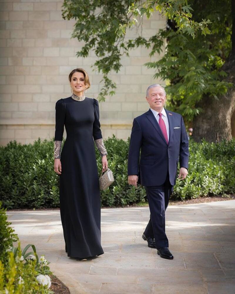La reina deslumbró con su elección de estilismo.