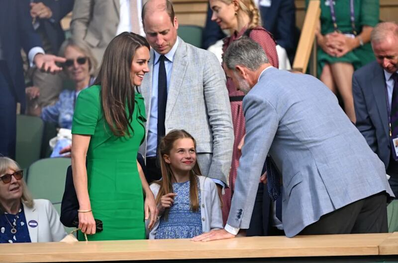 El monarca español se acercó a saludar a la familia Gales
