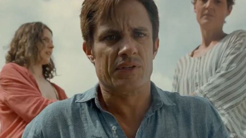 Gael García Bernal es Guy en "Viejos" de Netflix