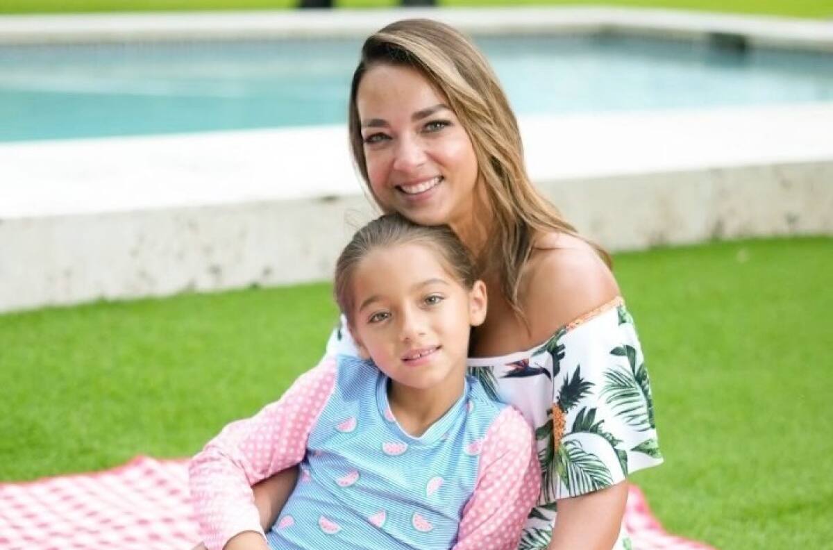 Alaïa, la hija de Adamari López, baila "Asereje" en la primera comunión de las hijas de Jacky Bracamontes