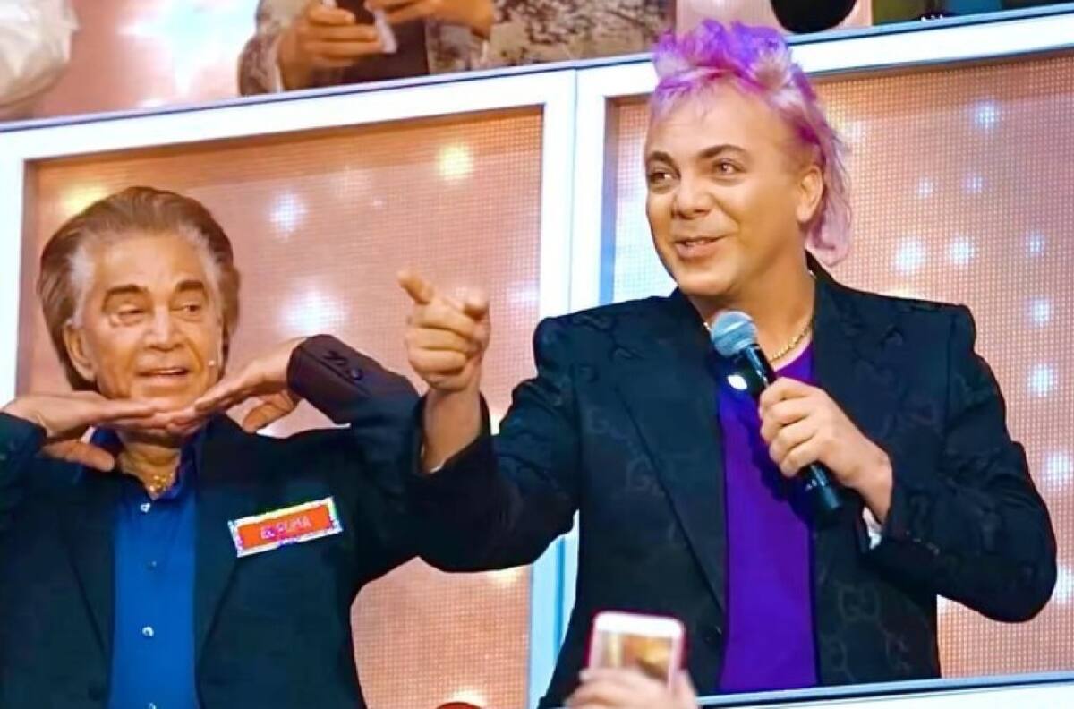 Cristian Castro cautiva a José Luis Rodríguez "El Puma" con caricia en el rostro