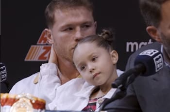 Hija de Canelo, apoyando a su papá, le saca la lengua a Dimitry Bivol