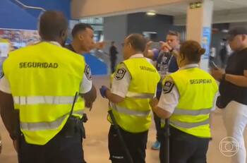 VIDEO | Asesor de Vinícius Jr vivió episodio de racismo en España: guardia usó una banana para “amenazarlo”