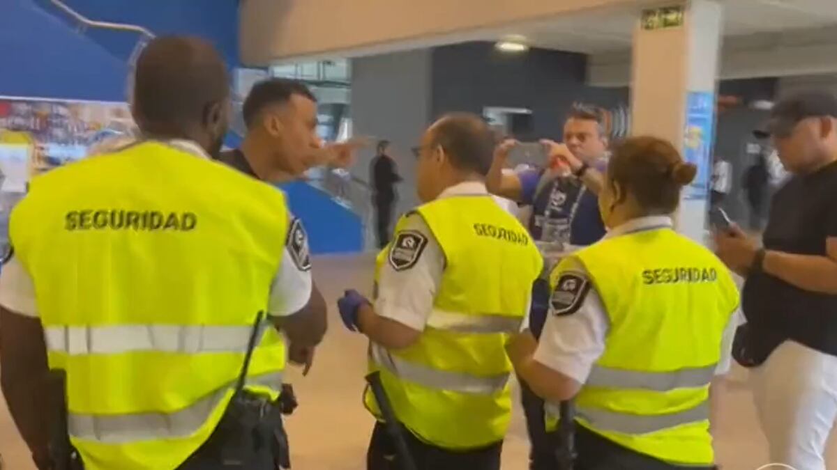 El asesor de Vinícius Jr, delantero brasileño del Real Madrid, encara a un guardia de seguridad por acto de racismo en su contra.