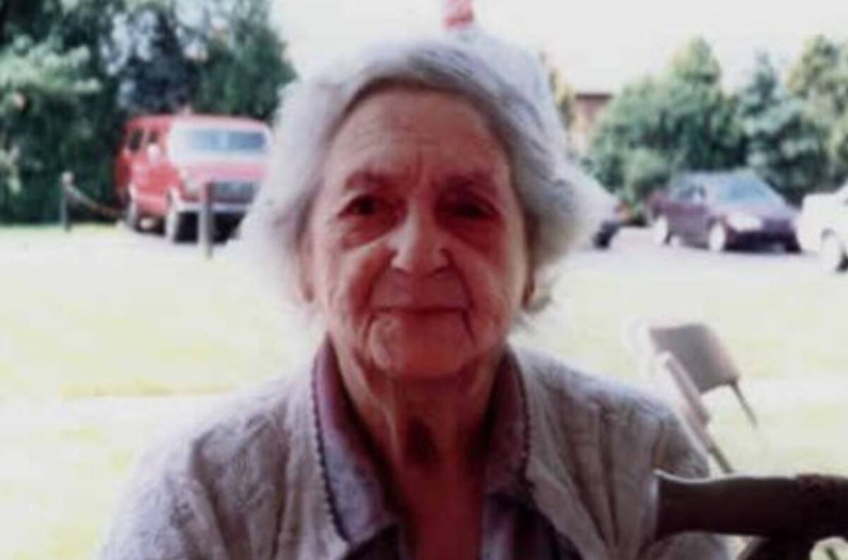 ¿Qué ves? Impacto causó esta fotografía que revela fantasmas detrás de una anciana