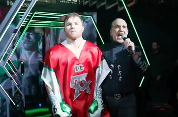 VIDEO: Alejandro Fernández acompaña a Canelo en el ring cantando "México lindo y querido"