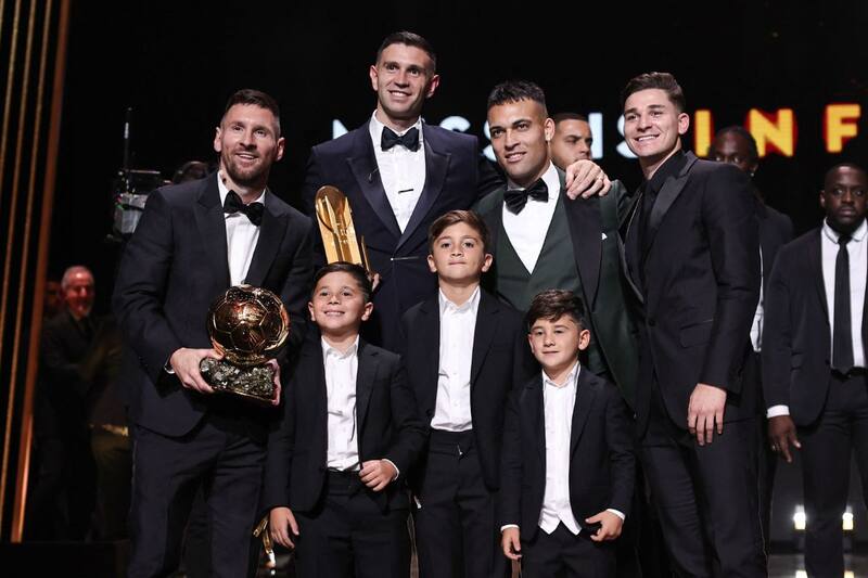 El arquero argentino posa junto a Lionel Messi, luego de ganar el Premio Lev Yashin al mejor guardavallas de la temporada.