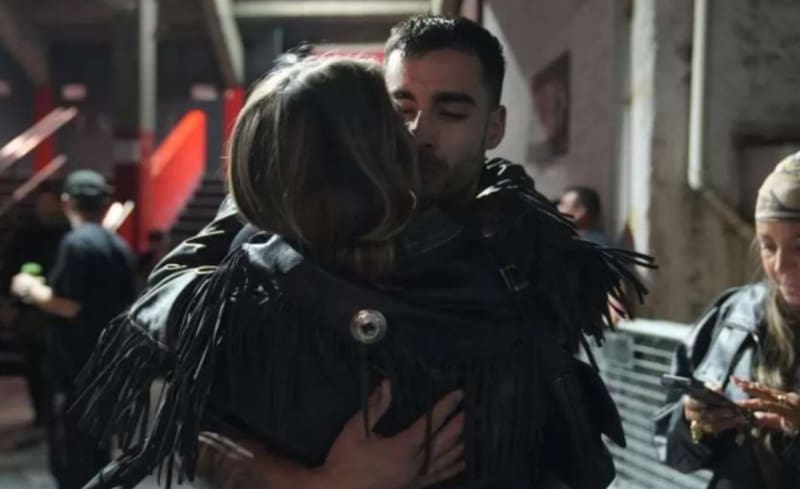 El ingeniero subió romántica foto.