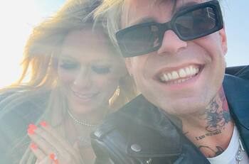 Avril Lavigne se compromete con Mod Sun en París. ¡Y así es el anillo!