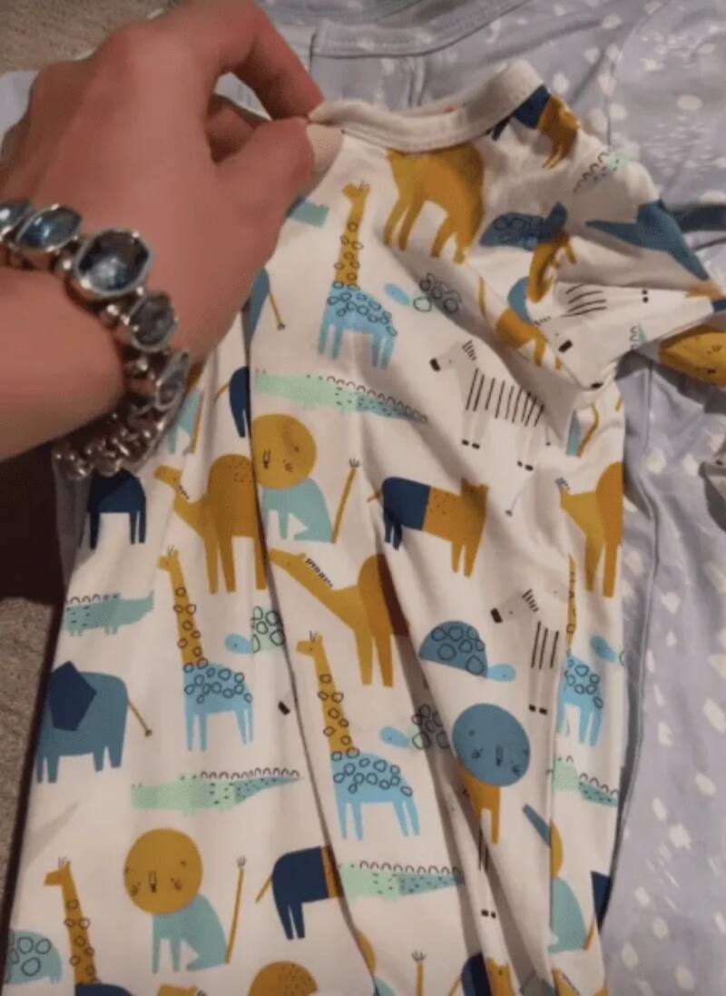 Los mamelucos no tienen botones sino imanes.