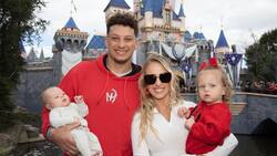 Patrick Mahomes visita Disneyland con su familia y le preparan un carro alegórico