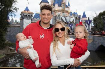 Patrick Mahomes visita Disneyland con su familia y le preparan un carro alegórico