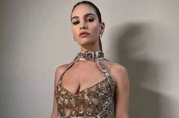 Lily James destella glamour durante la presentación del episodio final de "Pam & Tommy"